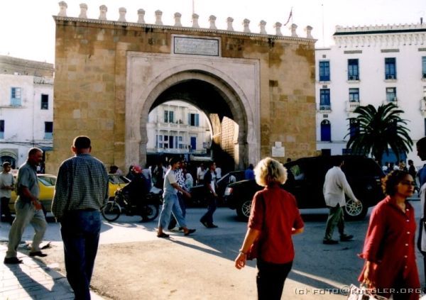 image-001 <p><b>Tunis</b></p>
<br>
<div align=left>
<p><b>19. September 2003: Ankunft Tunis</b></p>
<p>Zum Bahnhof hat uns Christiane heute Morgen mitgenommen, von wo aus wir mit dem ICE direkt bis zum Flughafen Frankfurt gefahren sind.</p>
<p>Nach dem Einchecken und sorgfältiger Kontrolle haben wir im Wartebereich schon unsere Mitreisenden Inge und Jürgen, und die Reiseleiterin Robin gefunden.</p>
<p>Zweieinhalb Stunden Flug, und schon sind wir auf dem Internationalen Flughafen in Tunis gelandet. Manji, unser Fahrer für die gesamte Rundreise, hat uns in hier Empfang genommen. Auf dem etwas verwinkelten Weg durch schlecht oder gar nicht zu passierende Einbahnstraßen erzählte er, daß es hier gestern ein solches Unwetter gab, daß das Wasser in Teilen der Stadt 80cm hoch stand.</p>
</div>