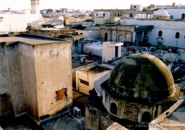 image-008 <p><b>Tunis</b></p>
<p>Über den Dächern von Tunis</p>