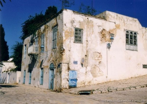 image-012 <p><b>Sidi Bou Saïd</b></p>
<br>
<div align=left>
<p><b>20. September 2003: Sidi Bou Saïd, Karthago, Kairouan</b></p>
<p>Um in Sidi Bou Saïd vor den ersten Touristenbussen anzukommen, haben wir uns heute Morgen schon früh auf die Fahrt in das Künstlerdorf begeben. Auch die Maler Klee und Macke haben diesem malerischen Ort auf ihrer Tunesienrundreise besucht. Heute strömen wirklich ganze Busladungen durch die mit Souvenirständen gesäumten Gassen. Doch der gemeine Touri ist ja zum Glück fußfaul, und so hat man nach ein paar Minuten Fußmarsch die Straßen des Ortes fast für sich.</p>
</div>