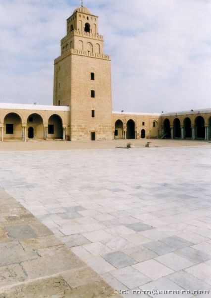 image-052 <p><b>Kairouan</b></p>
<br>
<div align=left>
<p>Die große Moschee hat einen trichterartigen Innenhof, in dessen Mitte in einer Zisterne das Regenwasser aufgefangen wird. Am Rand des Brunnens haben sich über Jahrhunderte die Spuren der Seile, mit denen die Wassereimer heraufgezogen wurden, tief in den Marmor geschnitten. Die Säulen dieser Moschee sind alle aus verschiedenen Materialien, wie Granit, Marmor, Sandstein usw. Sie stammen von den verschiedenen römischen Ausgrabungsstätten Tunesiens und wurden einfach zusammengeklaut und hier verbaut.</p>
</div>