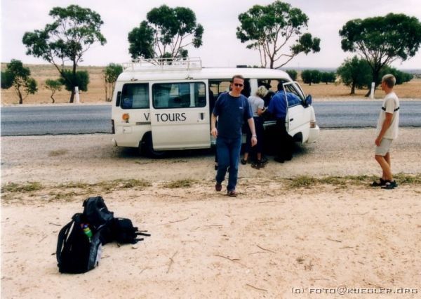 image-062 <p><b>zwischen Kairouan und Tataouine</b></p>
<br>
<div align=left>
<p>Da noch 250 km vor uns lagen, und es bereits nach halb fünf war, gab unser neuer Fahrer, Nabil, mächtig Gas und setzte zu abenteuerlichen Überholmanövern an. Als es anfing zu dämmern, wußten wir auch sehr schnell, warum. Viele Tunesier fahren im Dunkeln nur mit Standlicht, mit nur einem funktionierenden Licht, und nicht zuletzt auch ganz ohne Licht, das nur dann angemacht wird, wenn Gegenverkehr kommt; oder der Gegenverkehr zum Überholen ansetzt.</p>
<p>Gegen 20 Uhr sind wir schließlich sicher in einem traumhaften Hotel in Tataouine angekommen, von dem wir nun leider herzlich wenig hatten, außer einem köstlichen Abendessen am Pool. Als Entschädigung für das lange Warten heute und als Dank für unsere Geduld, hat Robin zwei Flaschen Rotwein spendiert auf Kosten von Wikinger.</p>
</div>