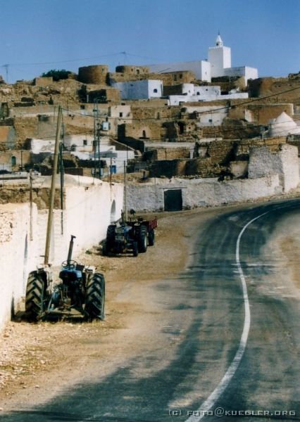 image-105 <p><b>Tamezret</b></p>
<br>
<div align=left>
<p>Weiter auf unserem Weg liegt Tamezret, ein auf einem Berg gelegenes Berberdorf, das vor Jahren fast verlassen schien, nach und nach aber wieder aufgebaut und von zurückgekehrten Berbern wieder bewohnt wird. Das kleine Berbermuseum, das eigentlich gerade renoviert wird, wird extra für uns geöffnet und wir bekommen eine Führung.</p>
</div>