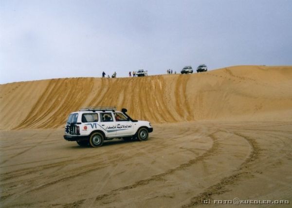 image-168 <p><b>Sahara, bei Tozeur</b></p>
<br>
<div align=left>
<p>Das Gebiet, wo man wir durch die Dünen fahren wollen, liegt direkt an der algerische Grenze und scheint ein beliebtes Ausflugsziel für Jeeps zu ein, denn wir sind hier nicht die Einzigen. Etwa 20 Meter hoch sind die Dünen, von denen wir runterfahren und der erste Blick hinunter erinnert an Achterbahnfahren.</p>
</div>