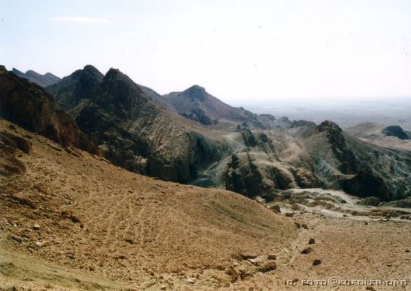 image-176 <p><b>Chebika</b></p>
<br>
<div align=left>
<p><b>27. September 2003: Chebika</b></p>
<p>Die Bergoasen in den Ausläufern des Atlasgebirges stehen heute auf unserem Programm. Zuerst fahren wir mit den Jeeps zu der meistbesuchten Oase der Region: Chebika. Der Ort liegt an einer beeindruckenden Felsschlucht, und wenn man, wie wir, noch ein Stück auf den Berg wandert, bietet sich eine wunderschöne Aussicht hinein.</p>
<p>Anschließend geht es weiter nach Tamerza. Hier sind schon bedeutend weniger Touristen. Ein mit Souvenirs gesäumter Weg führt ins Tal zu einem Wasserfall. Hier im Ort fragt Nabil nochmals nach dem Wasserstand und erfährt, daß unsere Wanderung doch stattfinden kann. Nach einem kurzen Mittagessen kommt unser Local Guide, um uns abzuholen und es geht direkt vor Ort los mit der Wanderung.</p>
</div>