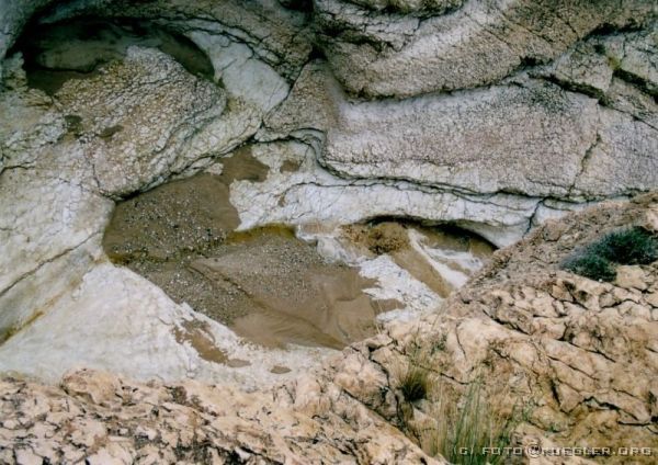 image-184 <p><b>Chebika</b></p>
<p>Von oben, senkrecht in die Schlucht fotografiert. Man kann erkennen, wie das Wasser kommt.</p>