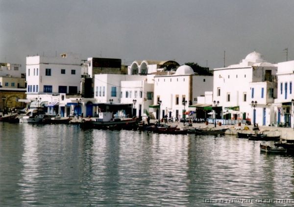 image-236 <p><b>Bizerte</b></p>
<br>
<div align=left>
<p>Von hier sind es nur ein paar Schritte bis zum alten Hafen, in dem kleine bunte Fischerboote dümpeln. Innerhalb der alten Kasbah befindet sich die Medina, die Altstadt, in deren Gassen sich anscheinend selten ein Tourist verläuft, denn wir waren immer wieder Anziehungspunkt von neugierigen Kindern, die "Bonjour" gepiepst haben, und dann kichernd verschwunden sind.</p>

<p>Mittagessen wollten wir in einem Restaurant, das Robin bei ihrem letzten Besuch hier entdeckt hatte, und es stellte sich als lecker und günstig heraus. Eine große Schüssel Chorba, dicke Suppe, mit Baguette für 1 Dinar (das sind 70 Cent) ist fantastisch billig und gut. Das Restaurant hieß übrigens "Afrika".</p>
</div>