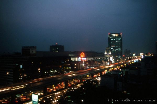 image-002.2 <p><b>Bangkok</b></p>
<p>Blick aus unserem Hotel-Zimmer</p>