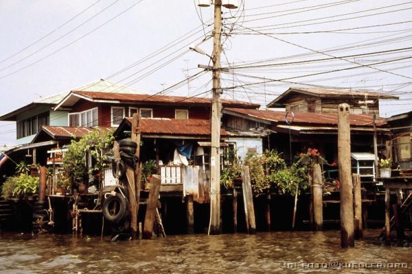 image-005 <p><b>Bangkok</b></p>
<p>Auf den Khlongs der Altstadt</p>
<br>
<div align=left>
<p>Nach dem Frühstück setzen wir uns mit Heiko zusammen, der uns jetzt in Ruhe den Ablauf der nächsten drei Wochen zusammenfasst. Es sieht im Groben so aus, dass wir der vorgeschneiderten Reiseroute folgen, und Heiko und Miss Sompong vor Ort jeweils Vorschläge machen. Jedem steht dann frei, ob er das mitmacht oder sich absetzt. Hört sich ja ganz gut an, aber allen fallen fast die Augen zu.</p>

<p>Heute Morgen um 10:00 Uhr geht es mit dem ersten Unternehmungvorschlag auch schon los: einer Fahr mit dem Longtailboot durch die Khlongs der Altstadt. An diesen Wasserstrassen stehen auf Stelzen Häuser und Hütten, teils malerisch, teils heruntergekommen und trotzdem bewohnt.</p>
</div>