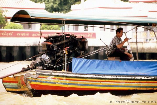 image-012 <p><b>Bangkok</b></p>
<br>
<div align=left>
<p>Nicht nur auf den Strassen ist es voll, auch auf dem Wasser. Die typischen Boote sind bestimmt zehn Meter lang, nur einen guten Meter breit und angetrieben werden sie von einer Schraube an einer langen Stange. Der hintere Teil der Boote wird komplett vom Motor ausgefüllt, anscheinend ein Prestigeobjekt.</p>
</div>