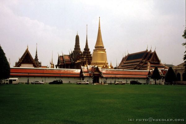 image-020 <p><b>Bangkok - Königspalast</b></p>
<br>
<div align=left>
<p>Über den Königsfluss, den Chao Praya, erreichen wir das Ufer ungefähr in Höhe des Königspalastes. Dieses Riesenareal ist wohl die berühmteste Sehenswürdigkeit Bangkoks. Wir hatten es uns zwar schön vorgestellt, aber es ist überwältigend. Alles glänzt und glitzert, soviel Gold auf einem Haufen hatten wir bis dahin noch nicht gesehen!</p>

<p>Die Filme rauschen nur so durch die Kameras. Wenn das so weiter geht, prost Mahlzeit...</p>
</div>