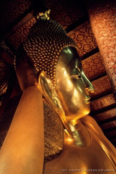 image-038 <p><b>Bangkok - Wat Pho</b></p>
<br>
<div align=left>
<p>Inzwischen ist es Mittag geworden und der Magen meldet sich. Den restlichen Tag haben wir zur freien Verfügung, aber da sich fast alle noch den liegenden Buddha ansehen wollen, gehen wir gemeinsam noch zum Wat Pho und können wieder nur staunen über den goldenen Koloss.</p>
</div>