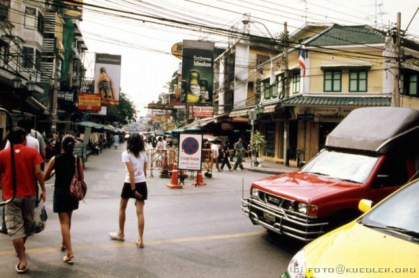 image-043 <p><b>Bangkok - Khao San</b></p>
<br>
<div align=left>
<p>Mit dem Taxi (und endlich einem Fahrer, der das Taximeter benutzen will) geht es in die Khao San, eine Einkaufsmeile, bunt und voll und laut. Und zudem muss man noch aufpassen, dass man nicht vor dem nächsten Tuk-Tuk endet.</p>

<p>Interessant sind vor allem die abenteuerlichen Stromleitungskonstruktionen, schön, dass es nicht regnet...</p>
</div>