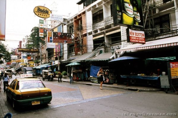 image-044 <p><b>Bangkok - Khao San</b></p>
<br>
<div align=left>
<p>Langsam müde, fußlahm und voller Eindrücke denken wir noch an die Lieben zuhause und schreiben vom Internetcafé aus eine Mail. Das Netz fällt nach 20 Minuten aus, und der ganze Text ist weg, das macht Spaß!</p>
</div>