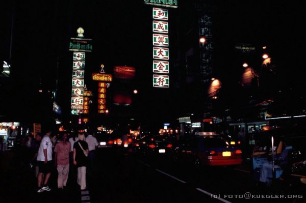 image-047 <p><b>Bangkok - Chinatown</b></p>
<br>
<div align=left>
<p>Nachdem wir uns im einigermaßen klimatisierten Hotelzimmer ausgeruht haben, wollen wir mit zwei Taxen noch mal los: nach Chinatown.</p>

<p>Mit jeweils vier Leuten pro Wagen haben wir zum Glück zwei seriöse Fahrer erwischt und sind kurz nacheinander am Treffpunkt angekommen. Chinatown umfasst zwei große Parallelstrassen mit etlichen kleinen Verbindungsgassen.</p>
</div>