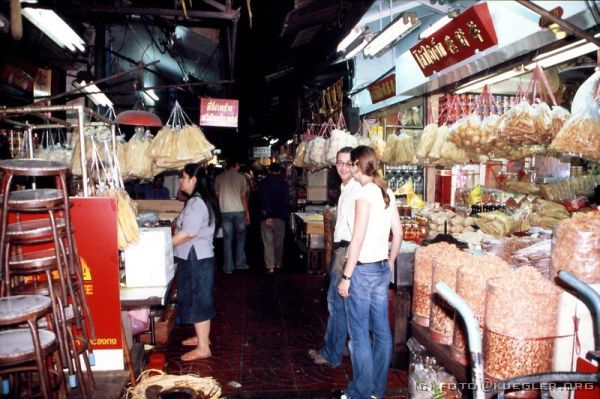 image-048 <p><b>Bangkok - Chinatown</b></p>
<br>
<div align=left>
<p>Überall entlang der Straßen stehen Stände mit Essbarem, mehr oder weniger identifizierbar und noch vieles mehr. In den kleinen Gassen ist sozusagen Markt. Dicht an dicht stehen Säcke mit Reis und Hülsenfrüchten, getrocknetem Fisch, Krabben und Gemüse, Schüsseln, Töpfen und und und</p>
</div>