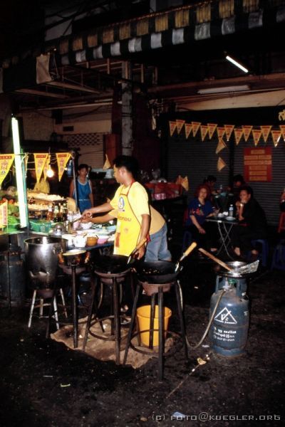 image-050 <p><b>Bangkok - Chinatown</b></p>
<br>
<div align=left>
<p>In anderen Seitenstraßen steht eine Garküche neben der anderen. In der einen dampft Nudelsuppe, in der nächsten wird wie wild Gemüse gebraten und woanders wird über dem offenen Feuer im Wok gebrutzelt. Alle paar Schritte steigt uns ein anderer Geruch in die Nase. Was da allerdings so alles in den Töpfen schmort ist für uns doch manchmal undefinierbar.</p>

<p>Wir setzen uns daraufhin lieber in einen modernen chinesischen Schnellimbiss, der ist uns geheuer. Der Oberkellner oder Chef ist einfach goldig, er kontrolliert jede Bestellung persönlich, und bevor das Essen da ist, schleppt er nach und nach Reiseführer über Bangkok, alte Bildbände über China und vieles mehr an.</p>
<p>Nach dem auch noch leckerem Essen sind Franziska, Ludwig, Stefan und ich mit dem Taxi nach Hause ins Hotel zurück gefahren. Kathrin, Udo, Liane und Thomas sind noch weiter nach Patpong gefahren, ins Rotlichtviertel.</p>
</div>