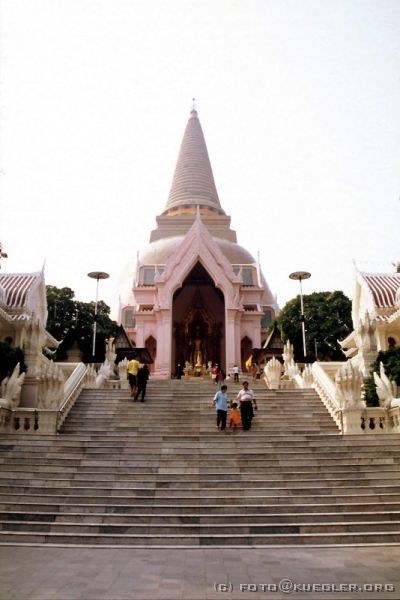 image-053 <p><b>Nakhon Pathom - Phra Pathom Chedi</b></p>
<br>
<div align=left>
<p><b>14.Oktober: Nakhon Pathom, Damnoen Saduak, Kanchanaburi, Kwai</b></p>

<p>Heute früh um 7:30 ist Aufbruch, raus aus Bangkok, raus aus dem Smog und dem Verkehrschaos. So faszinierend diese Stadt ist, nach zwei Tagen ist man auch erleichtert, wieder atmen zu können.
Wir haben für die nächsten zwei Tage neu gepacktes Handgepäck, weil wir zu unserem nächsten Hotel mit Longtailbooten gefahren werden.</p>

<p>Auf unserem Weg an die Grenze zu Myanmar liegt 56 km westlich von Bangkok Nakhon Pathom, ein kleines Städtchen in dem das höchste buddhistische Bauwerk Thailands, angeblich sogar der Welt steht, der 127m hohe Phra Pathom Chedi.</p>
</div>