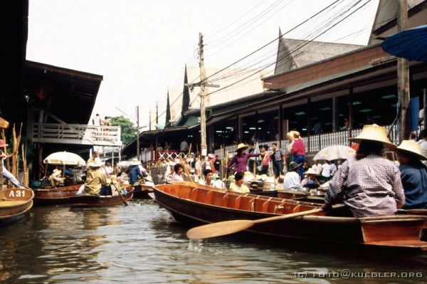 image-062 <p><b>Damnoen Saduak - Die schwimmenden Märkte</b></p>
<br>
<div align=left>
<p>Nicht nur auf dem Wasser wird hier verkauft, sondern auch in großen Wellblechbaracken gibt es alles, was das Touri-Herz begehrt. Mit einem bestimmtem ?No, thank you? lassen sich die Händler aber ganz gut abschütteln. In den Booten finden sich aber nach wie vor Gemüse, Obst, schwimmende Garkü­chen und so weiter ? jede Menge Fotomotive!</p>
</div>