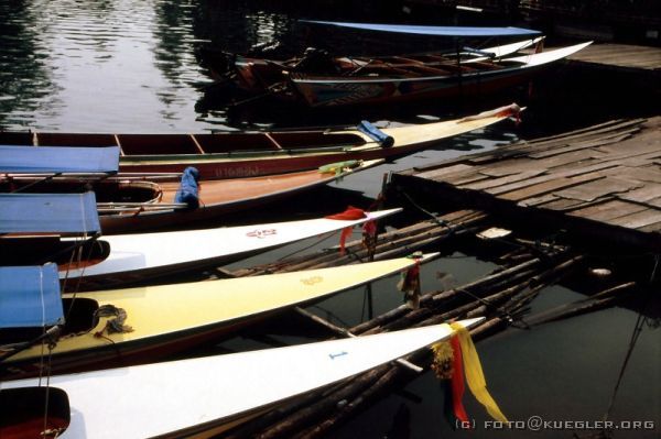 image-074 <p><b>Kanchanaburi am Kwai</b></p>
<br>
<div align=left>
<p>Bis zu unserer Abfahrt mit der so genannten Todeseisenbahn haben wir genug Zeit, die Gegend zu erkunden und zu essen. Es ist bereits 14:00 Uhr und der Magen bestimmt klar die Reihenfolge. Auf Flößen direkt unterhalb der Brücke finden wir ein malerisches Restaurant, wo Kathrin das Schärfste Essen bekam, was sie je gegessen hatte und je essen wird. Fried noodles with mixed seafood klingt so harmlos... Gut die Hälfte auf dem Teller waren Chillis. Bis zur Hälfte hat sie sich auch tapfer geschlagen und dann aufgegeben. No way!<p>
</div>