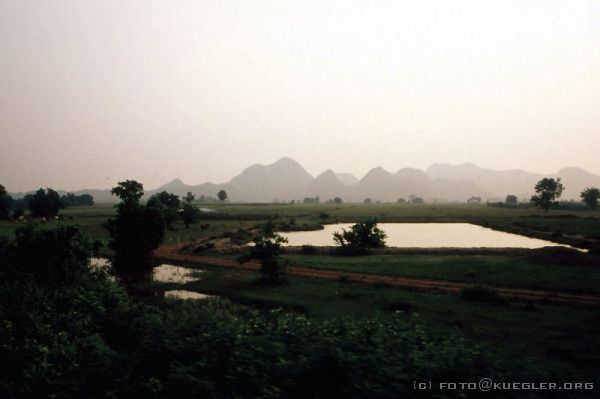 image-082 <p><b>Irgendwo auf der Strecke der ehemaligen "Todeseisenbahn"</b></p>
<br>
<div align=left>
<p>Um uns herum verändert sich langsam die Landschaft, kein plattes Land mehr, die ersten mit Regenwald bewachsenen Berge tauchen auf.</p>
</div>