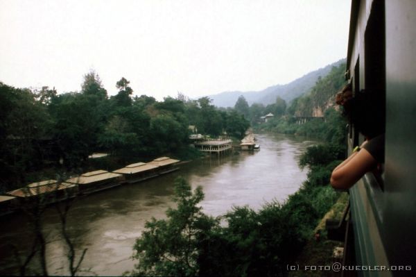 image-084 <p><b>Irgendwo auf der Strecke der ehemaligen "Todeseisenbahn"</b></p>
<br>
<div align=left>
<p>Kurz vor der Endstation kommen wir noch mal direkt an den Kwai mit einer grandiosen Aussicht. Alle hängen an den Fenstern während der Zug mit Schrittgeschwindigkeit über die alten Holzkonstruktionen schleicht.</p>
</div>