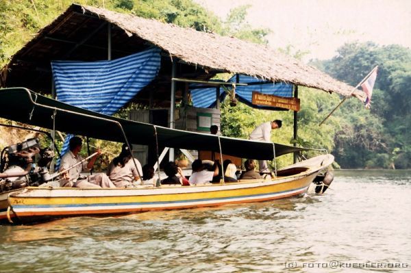 image-098 <p><b>River Kwai</b></p>
<br>
<div align=left>
<p>Heute kann jeder faulenzen und in der Hängematte liegen. Alternativ macht Heiko aber einen so guten Vorschlag, dass alle außer Alfred zustimmen. Wir fahren mit zwei Booten den Fluss rauf bis zum Sai Yok Nationalpark und steigen auf ein Floß um.</p>
</div>