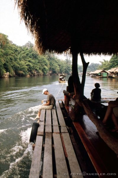 image-100 <p><b>River Kwai</b></p>
<p>Mit dem Floß werden wir noch ein Stück weit gezogen bis zu einem Wasserfall, wo wir anlegen.</p>