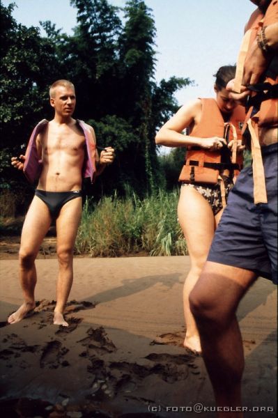 image-107 <p><b>River Kwai</b></p>
<br>
<div align=left>
<p>Richtung Floatel fahren wir zurück mit den Booten. Einige hundert Meter vor Schluss kann, wer will, sich mit Schwimmweste und der Strömung zurück treiben lassen. Das lässt sich Stefan nicht zweimal sagen...</p>
</div>