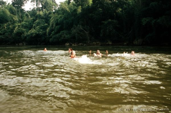 image-108 <p><b>River Kwai</b></p>
<br>
<div align=left>
<p>...und zusammen mit Thomas, Ludwig, Heiko und Kathrin paddelt er  flussabwärts. Es muss Spaß machen, denn alle steigen lachend am Floßhotel wieder aus dem Wasser.</p>
</div>