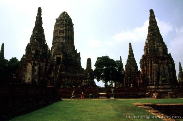 image-115 <p><b>Ayutthaya</b></p>
<br>
<div align=left>
<p>Nach drei Stunden Fahrt sind wir in Ayutthaya, der zweitältesten Königsstadt von Thailand. Über die ganze Stadt verteilt gibt es jede Menge Tempel zu sehen, von denen wir zwei zusammen mit Miss Sompong anschauen. Viel mehr hat kaum Sinn, weil es sonst einfach zu viel des Guten wird.</p>
</div>