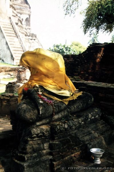 image-122 <p><b>Ayutthaya</b></p>
<br>
<p>Egal, wie zerstört eine Statur auch ist, wird ihr an wichtigen Feiertagen eine gelbe Schärpe umgelegt und Opferschalen hingestellt.</p>