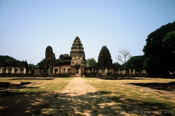 image-144 <p><b>Khmer-Anlage in Phimai</b></p>
<br>
<div align=left>
<p>In Phimai laufen wir einige Zeit durch eine alte Khmer-Anlage, die im gleichen Stil wie Angkhor Wat erbaut ist, nur viel kleiner natürlich. Sie ist im 11. Jahrhundert durch Kambodschaner hier erbaut worden, die zu der Zeit auf siamesischem Gebiet waren. Sehr eindrucksvoll.</p>
</div>