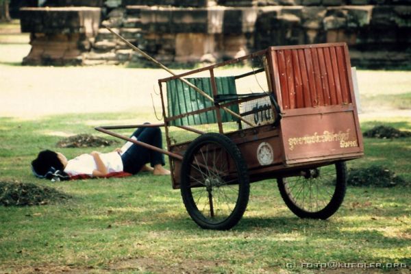 image-149 <p><b>Khmer-Anlage in Phimai</b></p>
<br>
<div align=left>
<p>Zur Mittagszeit wollen wir alle auf eigene Faust essen gehen. In so einer Kleinstadt wie Phimai ist das aber gar nicht so einfach. Wenn hier am Straßenrand irgendwelche Garküchen stehen, dann sieht das Angebotene nicht so lecker aus. Touristen sieht diese Stadt offensichtlich selten. Das wohl einzige kleine Hotel der Stadt hat ein kleines Restaurant, in dem sogar einer ein paar Brocken Englisch versteht. Perfekt!</p>

<p>Das Essen ist jedoch ziemlich ungewürzt, weil Kathrin für sich "not spicy" bestellt hatte. Gebranntes Kind scheut halt das Feuer. Stefans bestellter Eistee ist nicht wie sonst aus der Dose von Lipton oder so, sondern richtiger Schwarztee mit gecrushtem Eis. Da das Eis vermutlich aus Leitungswasser hergestellt wurde, doch eher Lieber nicht...</p>
</div>