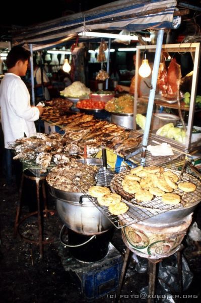 image-150 <p><b>Nachtmarkt in Khon Kaen</b></p>
<br>
<div align=left>
<p>Bis wir um ca. 17:30 Khon Kaen erreichen haben alle im Bus noch mal eine Mütze Schlaf genommen, so dass wir uns nur noch schnell in unserem einfachst ausgestatteten Stadthotel frischmachen und uns zu Fuß auf den Weg zur Thaimassage machen.</p>

<p>Es geht von der Hauptstraße in Nebenstraßen, kleine Gassen, Hinterhöfe?? Wo sind wir denn hier gelandet? Eine Treppe hoch erwarten uns elf kichernde Thaifrauen. Jede schnappt sich einen von uns an der Hand, hier sucht sich jeder sein Schäfchen selber aus.</p>
<p>Als erstes müssen wir uns bis auf Unterwäsche ausziehen und bekommen weite schlabberige Fischerhosen an und die Füße werden gründlich gewaschen. Ganze zwei Stunden werden wir von jetzt an durchgeknetet, gedrückt, akkupressiert, gebogen und? nein, nicht gebrochen. Aber wenn die sich mal eben mit dem ganzen Körper auf unsere Beine setzen, hat man das Gefühl, es müsste gleich knack machen!</p>
</div>