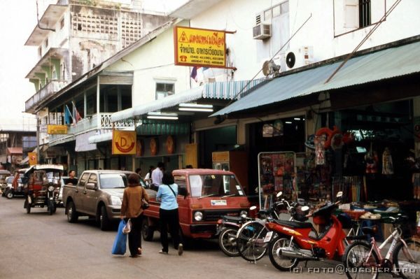 image-159 <p><b>Nong Khai</b></p>
<br>
<div align=left>
<p>Unser Hotel in Nong Khai ist auch sehr einfach, aber sauber. Die Zimmer sind in kleinen Häusern, die jeweils auf Stelzen gebaut sind. Unter unserem befindet sich anscheinend das Hauptaggregat der Klimaanlage oder so. Es hört sich an wie ein LKW-Motor und Boden und Wände unseres Zimmers vibrieren. Na ja, ist ja nur für eine Nacht.</p>

<p>Es ist ungefähr 14:00 Uhr als wir uns alle zusammen zu Fuß in Richtung Stadt aufmachen. In nur fünf Minuten ist die am Mekongufer gelegene Marktmeile erreicht.</p>
</div>