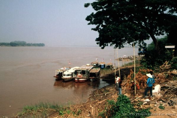 image-164 <p><b>Der Mekong in Nong Khai</b></p>
<br>
<div align=left>
<p>Mit Kathrin und Udo bummeln wir anschließend mit vollem Bauch an den Markständen entlang und kaufen endlich in Ruhe ein paar Mitbringsel ein. Hier sind die Händler nicht aggressiv und man kann gucken ohne gleich bedrängelt zu werden.</p>
</div>