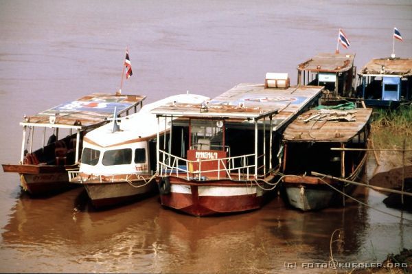 image-165 <p><b>Der Mekong in Nong Khai</b></p>
<br>
<div align=left>
<p>Auf der vergeblichen Suche nach einem bestimmten Guesthouse, das im Reiseführer der Nürnberger steht geraten wir an einen Schulhof, wo mindestens fünfzehn Jungs Rattanball spielen. Ich kann mir nicht vorstellen, dass das Europäer spielen könnten...</p>

<p>Ein Spielfeld ähnlich wie beim Beachvolleyball aber auf Asphalt. Jede Mannschaft besteht aus drei Spielern und der Ball wird mit allen Körperteilen außer den Armen und Händen über das Netz gespielt. Dabei machen die Jungs unsagbare Verrenkungen und Fallrückzieher, dass man Angst um die Knochen bekommt.</p>

<p>Wir bekommen sofort eine Bank direkt an den Spielfeldrand gestellt und der, der den Schiedsrichter macht sagt uns den Punktestand auf Englisch an. Erst als uns die Mücken zu sehr piesacken, gehen wir langsam über einen kleinen Nachtmarkt zurück zu unsrem Hotel.</p>

<p>Weil es hier leider keine Möglichkeit mehr gibt, irgendwo nett zusammen zu sitzen, machen wir es uns in Monikas Zimmer gemütlich und jeder bringt was mit. Sogar Miss Sompong kommt noch dazu und taut richtig auf, sie erzählt lustige Geschichten über ihren Kanadischen Freund und kichert sich halb kringelig.</p>
</div>