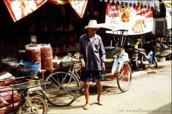 image-200 <p><b>Chiang Mai</b></p>
<br>
<div align=left>
<p><b>23. Oktober: Chiang Mai, Wat Doi Suthep</b></p>

<p>Der erste Blick geht heute Morgen aus dem Fenster, mit der Hoffnung, dass es heute nicht mehr regnet. Blauer Himmel, kleine Wölkchen, das sieht jedenfalls schon viel besser aus als gestern. Unsere größte Sorge ist natürlich, das Trecking, das morgen losgeht, im Regenwetter machen zu müssen!</p>
<p>Zum Frühstück gehen wir gegenüber dem Hotel zum Holländer ins Café Crossroads, endlich mal was anderes als Toast und Marmelade. Um 10:00 Uhr wollen wir uns mit Heiko besprechen, um je nach Wetterlage auf den Hausberg von Chiang Mai zu fahren. Aber bis dahin ist noch genug Zeit, und die nutzen wir für einen ersten Stadtbummel in der Altstadt und holen Geld am Automaten.</p>

<p>Nach der kurzen Besprechung ziehen wir wieder los, diesmal mit Kathrin, Udo und Monika. Das Labyrinth der Altstadt ist komplett von einer alten Stadtmauer umgeben, in dem man unzählige Tempel und Märkte entdecken kann.</p>
</div>