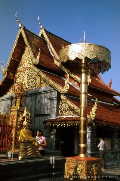 image-216 <p><b>Wat Doi Suthep, bei Chiang Mai</b></p>
<br>
<div align=left>
<p>Am frühen Nachmittag fahren wir mit einem Pickup wieder zusammen mit Kathrin, Udo, Monika und diesmal auch Gabi zum Wat Doi Suthep, dem heiligsten Tempel von Chiang Mai, der einige Kilometer außerhalb auf einem Berg liegt.</p>

<p>Heute ist Feiertag, der Todestag von König Chulailonkorn (Rama V.) und es ist wieder mal Samstag. Hunderte von Gläubigen pilgern heute auf den Berg um zu beten. Es ist wirklich beeindruckend, an allen Ecken brennen die Räucherstäbchen, stapeln sich die Lotusblumen, klingeln leise die Opferglöckchen. Etwas unterhalb des Tempels befinden sich einige Verkaufstände, an denen es schöne Holzelefanten gibt.</p>

<p>Nach kurzem Handeln und zweimal Weggehen ist der Preis dann in Ordnung und wir packen unser Souvenir ein.</p>
</div>