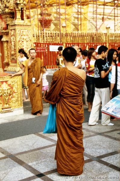 image-221 <p><b>Wat Doi Suthep</b></p>
<p>Auch für Mönche ist es eine große Ehre, hier zu sein.</p>