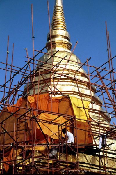 image-227 <p><b>Wat Doi Suthep</b></p>
<br>
<div align=left>
<p>Unten am Hotel wieder angekommen ist unsere Wäsche schon abholbereit verpackt und es ist herrlich, mal wieder frisch duftende Klamotten zu tragen.</p>

<p>Bis zum Nachtmarkt, zu dem wir abends zum Essen wollen ist noch etwas Zeit, in der wir schon mal anfangen, unsere Rucksäcke für die nächsten Tage zu packen. Wir brauchen nur das allerwichtigste und wenig Wechselklamotten.</p>

<p>Das klingt so wenig, aber wenn man das alles in seinem Rucksack hat, möchte man sich nicht vorstellen, wie man den schweren Sack die Berge rauf und runter schleppt... Und vorm Bauch hat Kathrin dann auch noch die Fototasche. Das wird bestimmt interessant...</p>

<p>Nach etwa einer halben Stunde zu Fuß sind wir am Nachtmarkt. Da es hier zu eng und voll ist, trennen wir uns und gehen paarweise weiter. Hier kann man alles kaufen, was nicht niet- und nagelfest ist. Schmuck, Uhren von namhaften Designern, T-Shirts, Fakes aller Arten. Aber leider keinen Ersatz für Stefans Aldi-Rucksack, an dem schon jetzt vor der Treckingtour die ersten Nähte schwächeln.</p>

<p>Zum Glück haben wir unseren Elefanten schon vorhin am Tempel gekauft. Die Elefanten, die es hier gibt sind bei Weitem nicht so schön gearbeitet.</p>
</div>