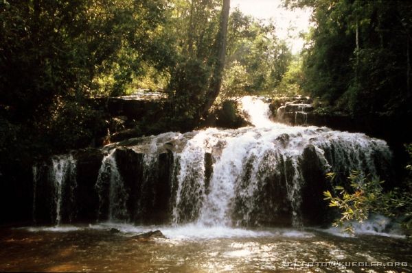 image-240 <p><b>Treckingtour</b></p>
<br>
<div align=left>
</p>Kurz vor unserem heutigen Ziel erreichen wir einen wunderschönen Wasserfall mit großem flachen und sandigen Pool darunter: unsere Dusche. Andere Waschmöglichkeiten werden wir auf der Tour nicht haben. Leider ist die Erfrischung bald nach dem Weiterlaufen schon wieder dahin, denn bis zum Dorf geht es wieder steil bergauf und der Schweiß rinnt.</p>
</div>