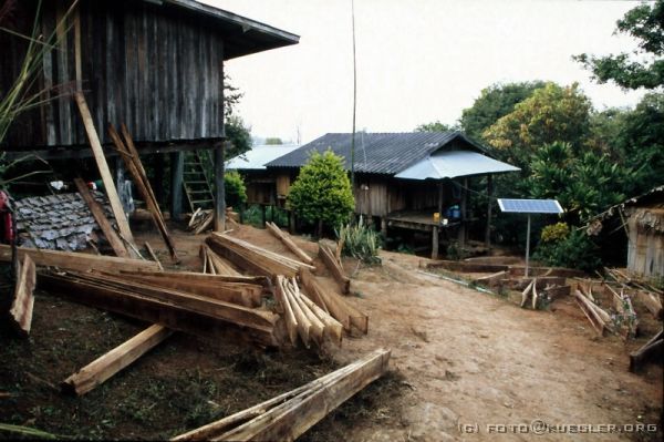 image-245 <p><b>Treckingtour</b></p>
<br>
<div align=left>
<p>Bis zum Abendessen laufen wir ein wenig im Dorf herum und schauen uns um. Der Fortschritt macht auch vor einem thailändischen Bergdorf nicht halt, zur Stromversorgung haben fast alle Wohnhütten Solarzellen!</p>
</div>