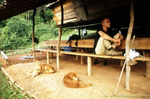 image-262 <p><b>Treckingtour</b></p>
<br>
<div align=left>
<p>Einer der beiden Vierbeiner ist Lucky. Uns war während der Wanderung schon mehrfach aufgefallen, daß alle anderen Hunde irgendwie genauso wie Lucky aussahen...</p>
</div>