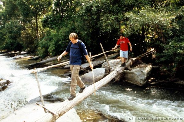 image-265 <p><b>Treckingtour</b></p>
<br>
<div align=left>
<p>Zum Frühstück gibt es genau das Gleiche wie gestern, und es schmeckt immer noch nicht. Nach dem Essen packen wir noch schnell unsere Sachen und brechen auf. Heute laufen wir wieder nur maximal zwei Stunden. Aber die haben es wieder in sich! Wir laufen die meiste Zeit steil bergab, und wir wissen nicht, was anstrengender ist, bergauf oder bergab. Auf jeden Schritt muss man sich tierisch konzentrieren, jedes Mal schauen wo man den Fuß hinsetzt.</p>
</div>