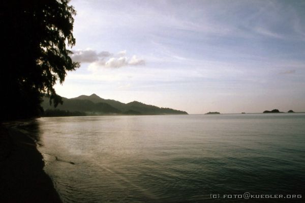 image-274 <p><b>Ko Chang</b></p>
<br>
<div align=left>
<p><b>28. Oktober: Ko Chang</b></p>

<p>Wir sind in kleinen Bungalows untergebracht, zum Meer sind es nur wenige Schritte durch die wunderschöne Anlage. Das ist ein wirklich gelungener Abschluss dieser Reise.</p>

<p>Am frühen Nachmittag baden wir endlich das erste Mal im Golf von Thailand. Das Wasser hat Badewannentemperatur der Strand ist weiß und sauber und wir haben den resorteigenen Strand und die Liegen fast für uns. Direkt auf den schönen Sand sollte man sich hier auch nicht legen, denn leider gibt es so kleine nette Tierchen namens Sandfliegen, und deren Stiche sollen angeblich eine Woche lang höllisch jucken... Kathrin schreckt das zwar kaum noch, aber muss ja nicht sein.</p>

<p>So verbringen wir den ersten freien Gammeltag im Schatten mit Lesen, Schlafen und Baden.</p>
</div>