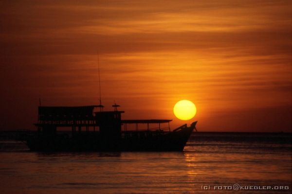 image-300 <p><b>Ko Chang</b></p>
<br>
<div align=left>
<p><b>30. Oktober: Ko Chang</b></p>
<p>Unser letzter wirklicher Urlaubstag hat begonnen, und wir genießen noch einmal den Strand und stecken die Nase ins Buch. Bewegen tun wir uns nur, wenn es nicht zu vermeiden ist, und zum Essen. Kathrin bleibt heute mit einem umgeknoteten Tuch sowieso besser im Schatten, Schadensbegrenzung.</p>
</div>