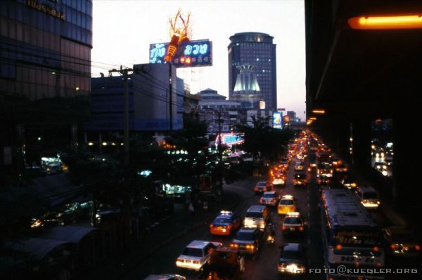 image-301 <p><b>Bangkok</b></p>
<br>
<div align=left>
<p><b>31. Oktober: Rückfahrt nach Bangkok</b></p>

<p>Der Urlaub geht seinem Ende zu, wir fahren heute mit dem Bus zusammen mit der anderen Djosergruppe nach Bangkok zurück. Diesmal haben wir leider nicht mehr ganz so viel Platz zum Ausbreiten, aber es ist okay.</p>

<p>Am späten Nachmittag sind wir wieder in dem Hotel, wo wir auch die ersten zwei Nächte verbracht haben. Das ist ganz praktisch, weil wir zumindest hier schon etwas die Umgebung und die wichtigsten Einkaufmöglichkeiten kennen.</p>

<p>Heute ist Halloween, und wir haben abends echte Probleme, ein Taxi in die Stadt zu bekommen. Der Straßenrand steht lückenlos voll mit Leuten, die das Gleiche versuchen. Wir essen deshalb noch im Hotel (echte vietnamesische Frühlingsrollen, lecker ? wie in Nong Khai) und haben danach mehr Glück.</p>

<p>In Patpong, dem Rotlicht- und Vergnügungviertel stürzen wir uns noch mal in das Getümmel Bangkoks und handeln was das Zeug hält um Uhren, T-Shirts und CDs. Das restliche Geld setzen wir schlussendlich dann noch um in Naturalien wie Chilisoßen und Currypasten für die Lieben als Mitbringsel.</p>
</div>