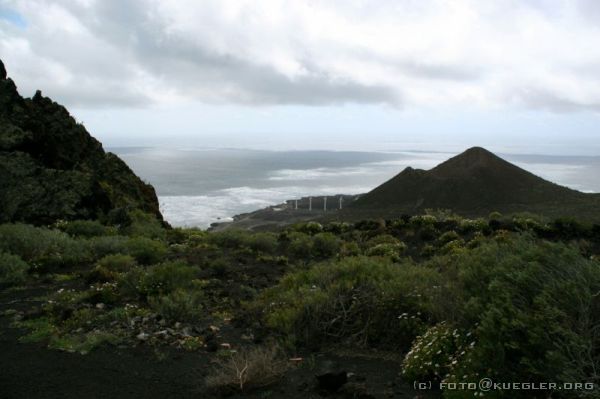 IMG_0309 <p>Die Südpitze La Palmas ist der jüngste Teil der Insel.<br>
1971 ist an dieser Stelle der letze Vulkan ausgebrochen, der Teneguía, hier rechts im Bild.</p>