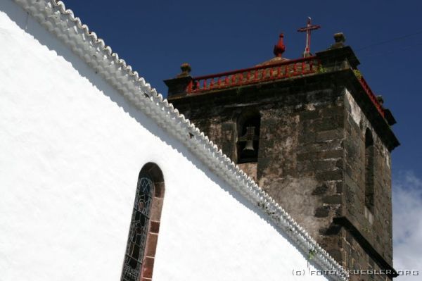 IMG_0397 <p>Kaum sind wir etwas abseits der Berge, reißt die Wolkendecke auf. Unser Ziel: Los Llanos, die Einwohnermäßig größte Stadt der Insel.</p>